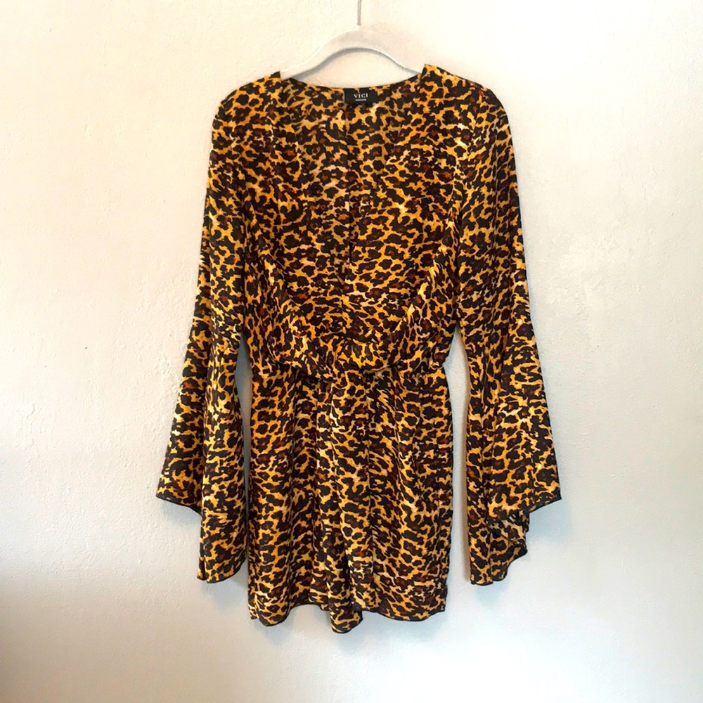 Vici size Medium leopard print Dress